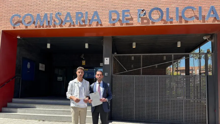 La paliza al concejal LGTBI del PSOE en un kebab «gay friendly» de Murcia al pedir usar el baño: «Te voy a rajar el cuello, maricón»