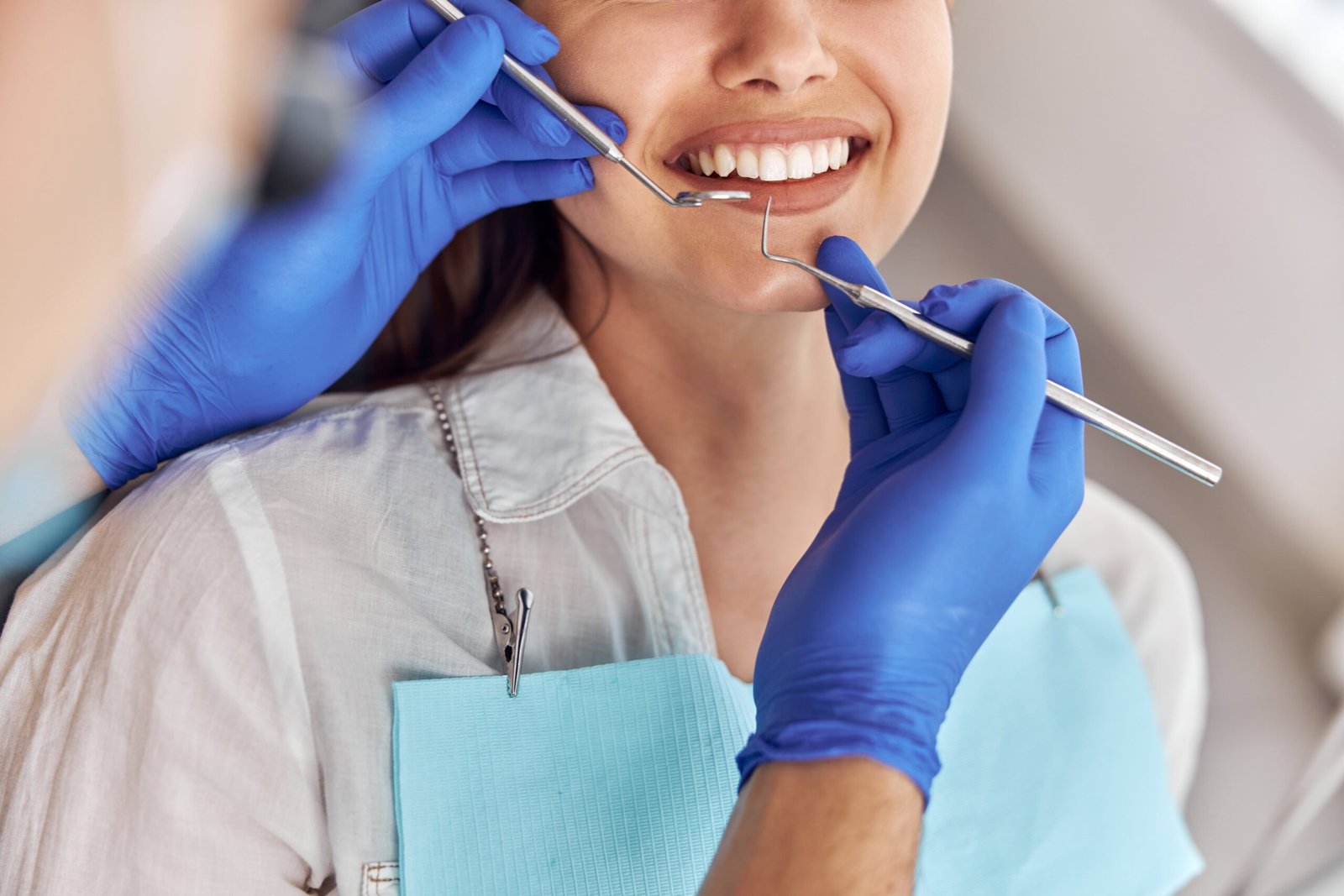 Condenan a un dentista de Cieza a pagar más de 16.000 euros a una paciente